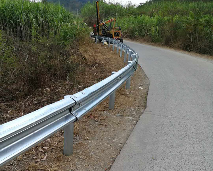波形护栏-乡村公路防护栏应用